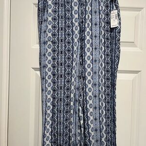 Dressbarn Navy and White Patterned Crop pants / capris